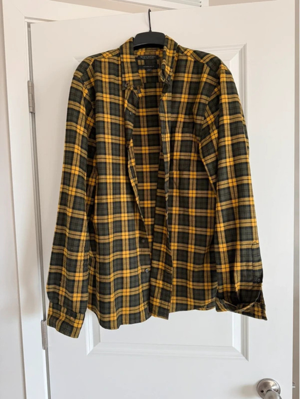 Men’s plaid button up shirt